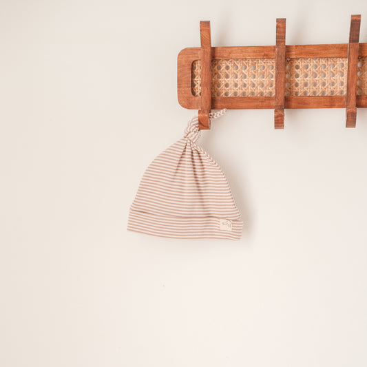 Knotted Hat in Alabaster Bloom